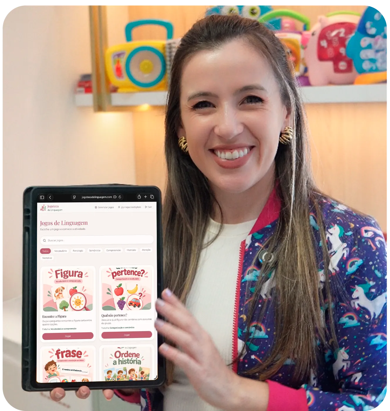 Fonoaudióloga Luana mostrando a Jogoteca da Linguagem no tablet